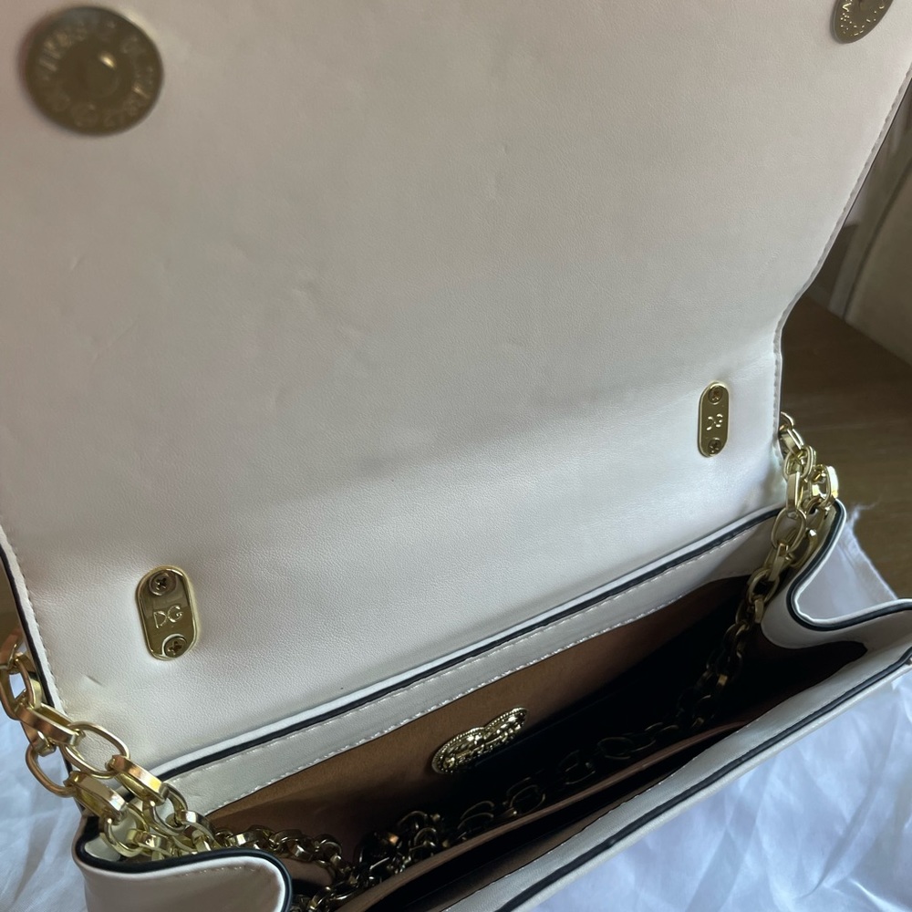 Front flap with hidden magnetic closure • Galvanized vintage gold sliding chain - Picture 5 of 6